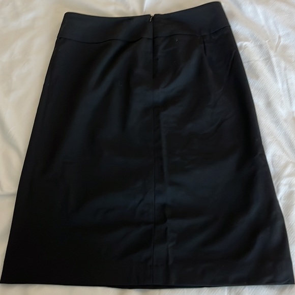 Banana Republic black lined stretch skirt, size 2, side zipper, slit in back - Picture 5 of 10